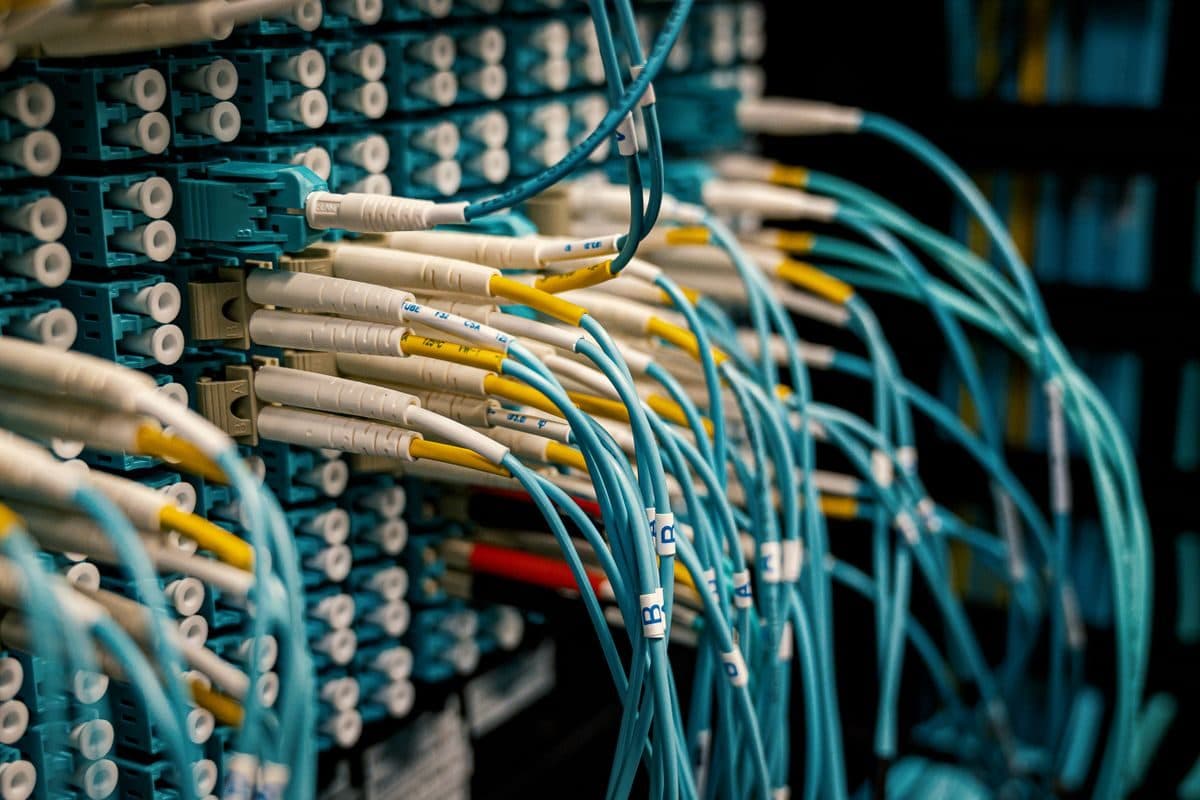 Glasfaser-Patchpanel mit mehreren farbigen Kabelsträngen